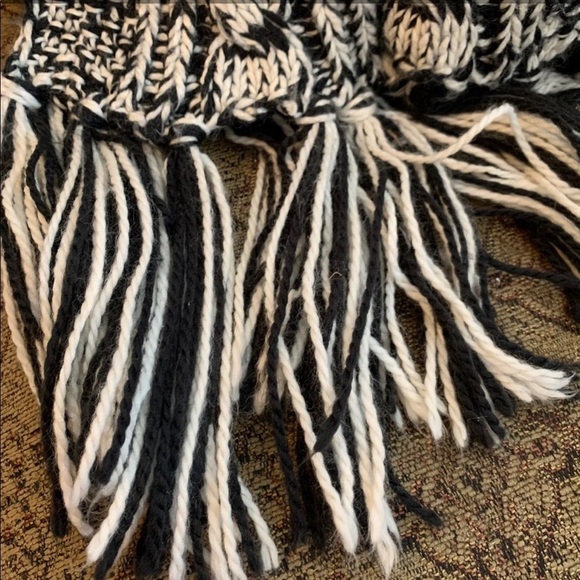 Handmade Knitted black & white scarf with tassels - Picture 3 of 3